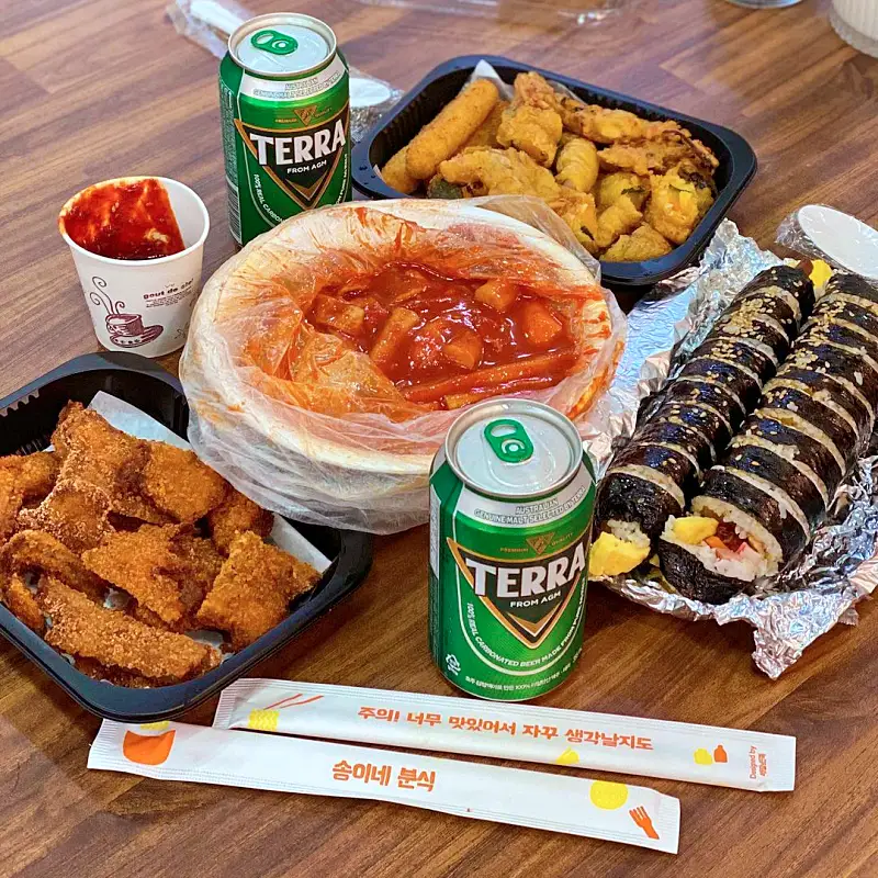 서민갑부 마포 망원시장 분식 빨간 국물의 떡볶이와 노릇한 튀김 대파 된장 김밥 연 매출 10억 원 김송이 방송 정보