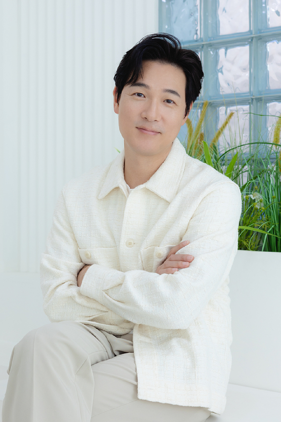 배우 김영재가 &#39;마에스트라&#39; 종영 기념 인터뷰에 앞서 사진촬영을 하고 있다. [사진=UL엔터테인먼트]