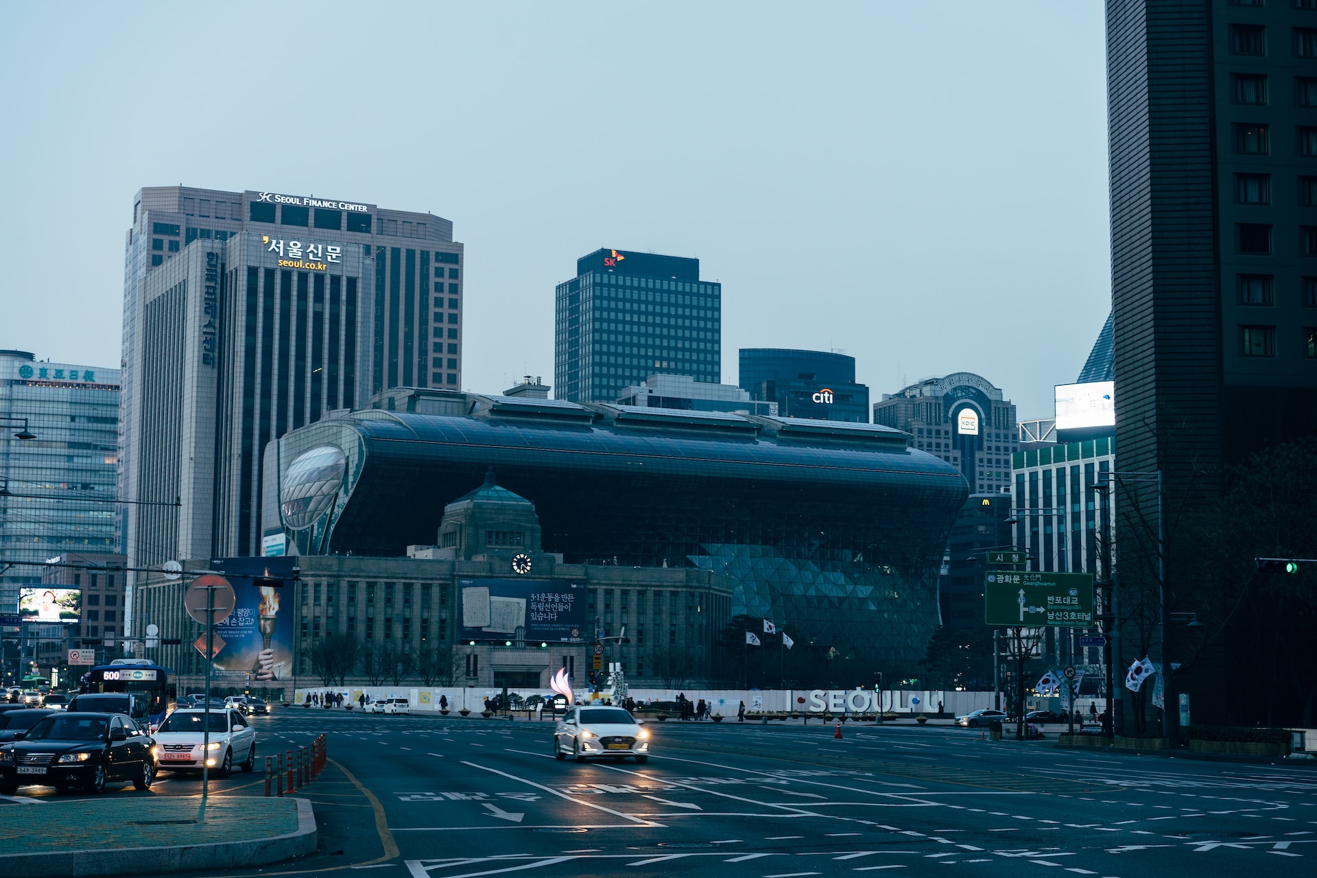 에너지절약형 친환경 주택을 구축하기 위해 다음과 같은 실천 방법을 고려해볼 수 있습니다