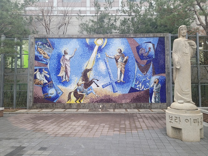 흑석동성당 야외 스테인드글라스