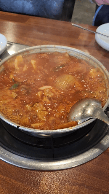 펄펄-끓는-묵은지-김치찌개