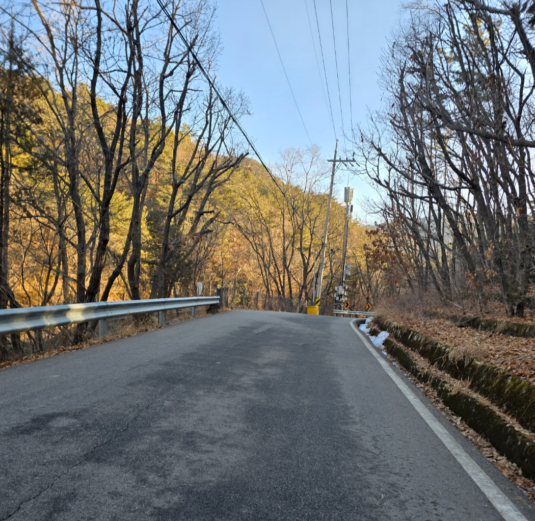 삼막사로 가는 포장된 도로