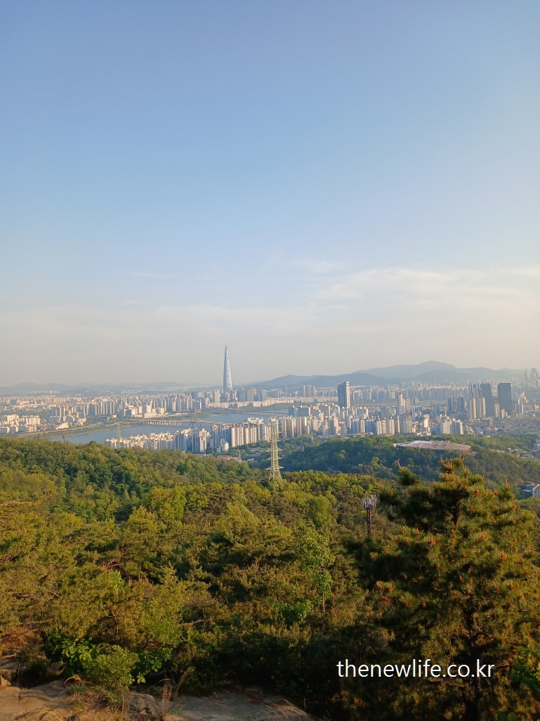 Panoramic view of Seoul and Lotte Tower from the summit of Achasan-아차산 정상에서 바라본 서울 도심과 롯데타워 전경