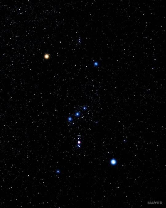 오리온자리의 적색초거성 베텔게우스(왼쪽 위)와 청색초거성 리겔(오른쪽 아래). (출처 :GettyimagesKorea)