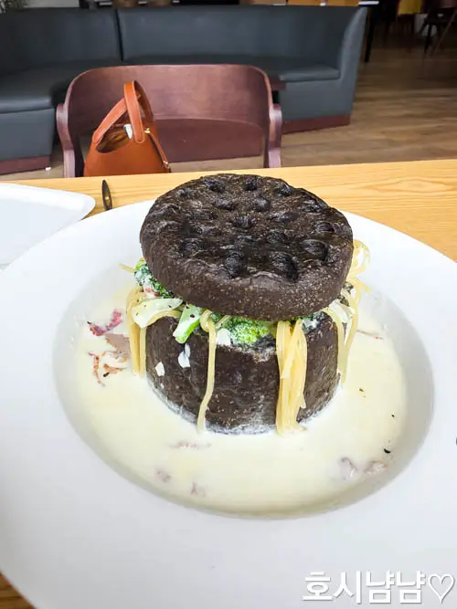 연탄빵에 담긴 카보네 크림 파스타