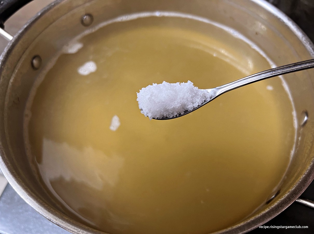 냉면의 육수를 만들기 위해 소금을 넣는 사진