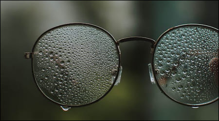 물기가 가득한 안경