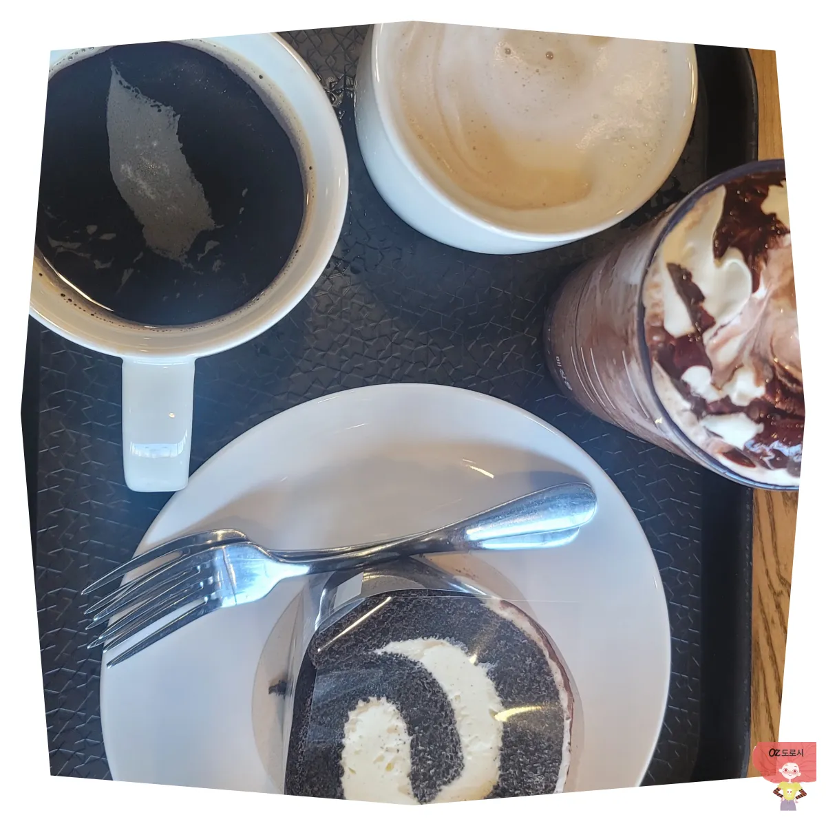 스타벅스-음료와-롤케이크