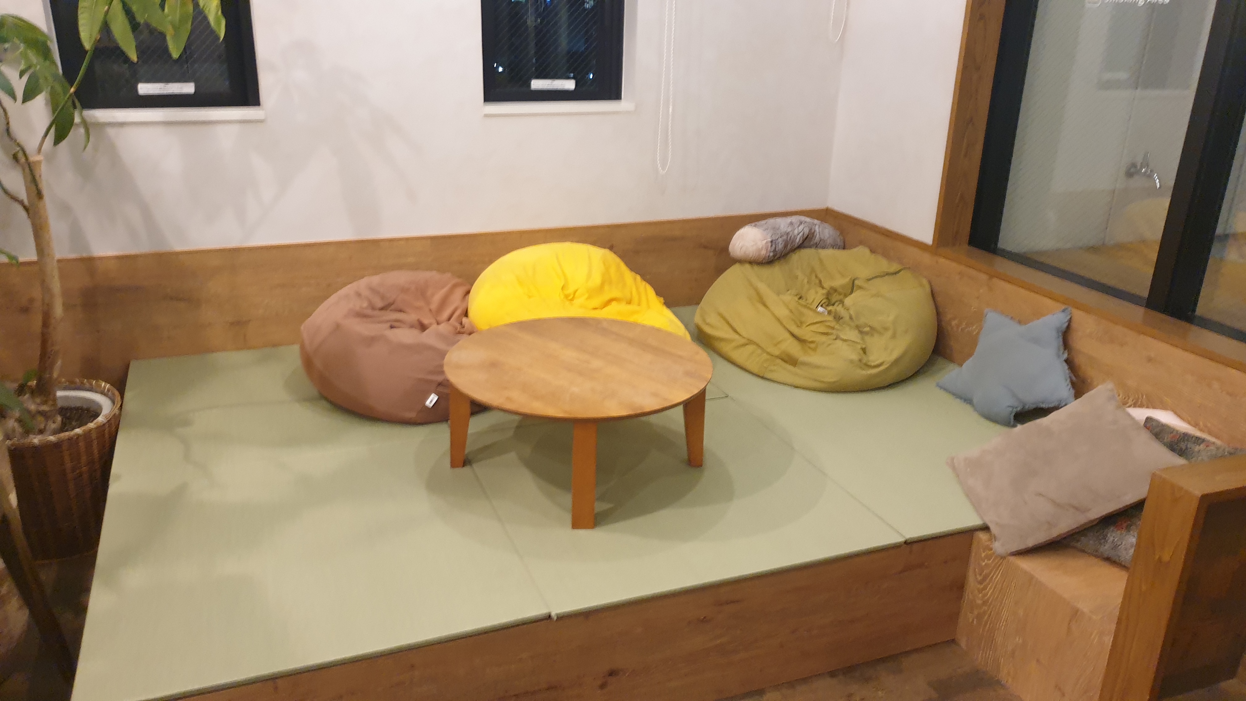 위베이스 하카타 게스트하우스 다같이 모여앉는곳