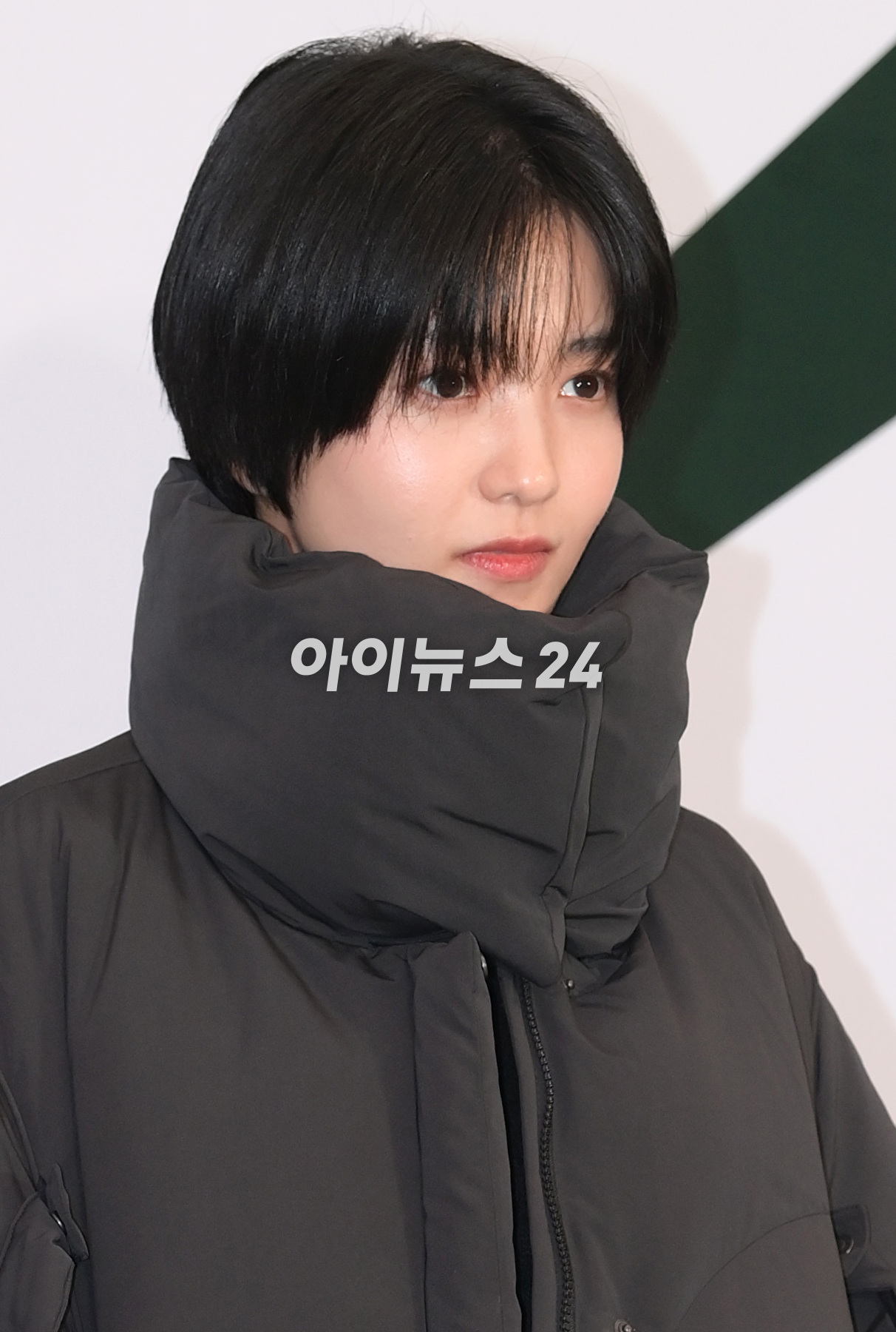 배우 김태리가 26일 오후 서울 용산구 레이어20 스튜디오에서 열린 코오롱스포츠 창립 50주년 기념 '에버그린 에너지' 캠페인 포토월 행사에 참석하고 있다. [사진=정소희 기자]