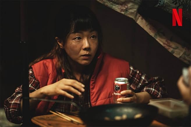 작은 공간에서 긴장한 표정의 여성
