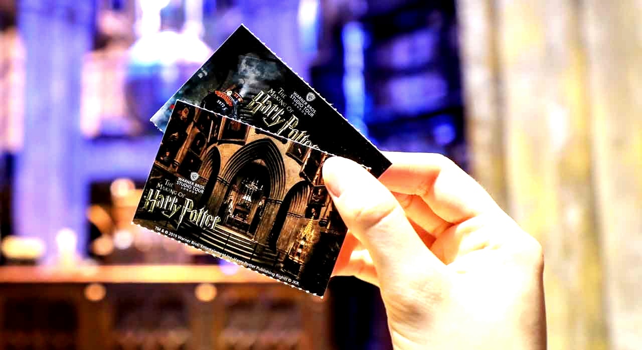 해리포터 스튜디오 런던의 티켓을 들고 있는 모습이다. [ⓒ워너브라더스 스튜디오투어 런던 공식 홈페이지]