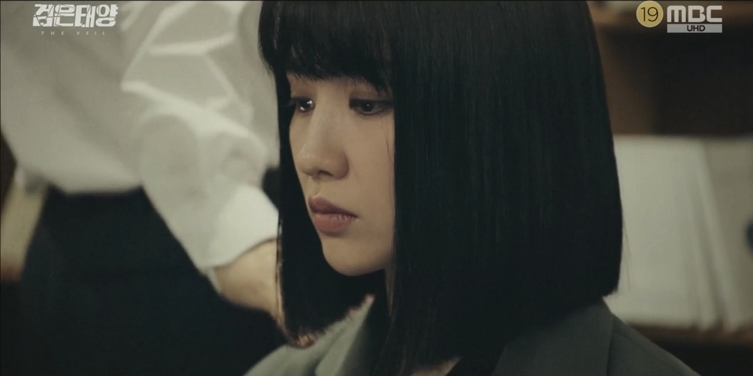 정용태 국장과 서수연 팀장의 은밀한 이야기 장면