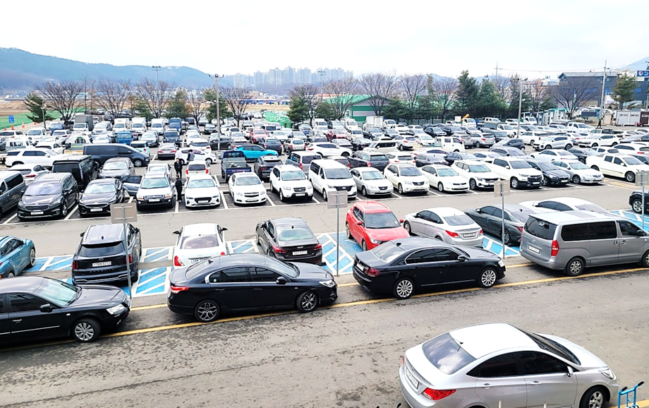 강화풍물시장의 넓은 주차장