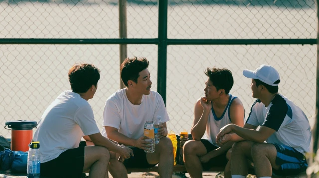 경기 후 벤치에서 대화하는 회원들