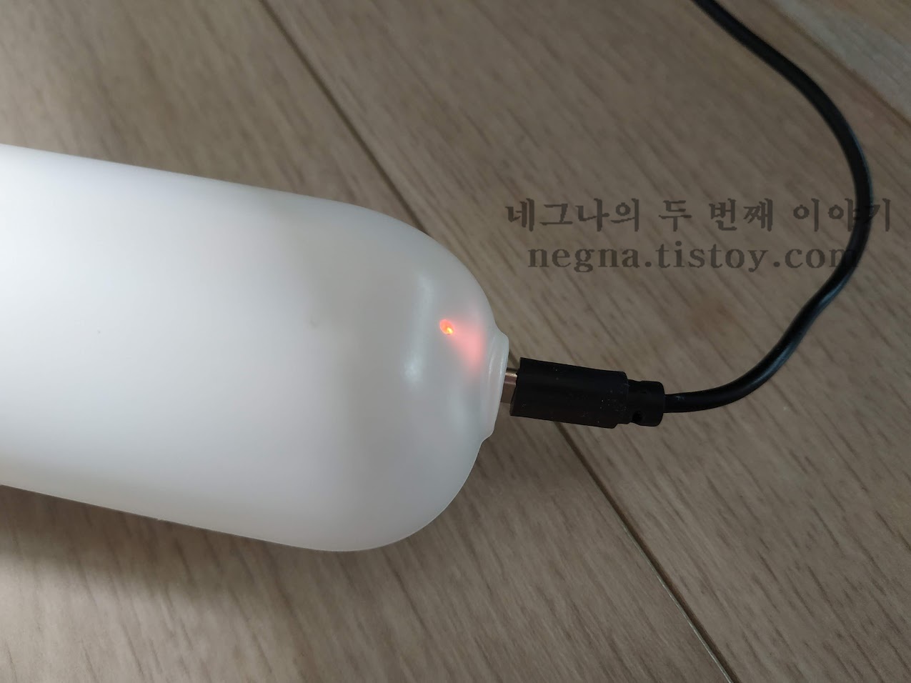 무선 진공청소기 QL-101. 충전중.