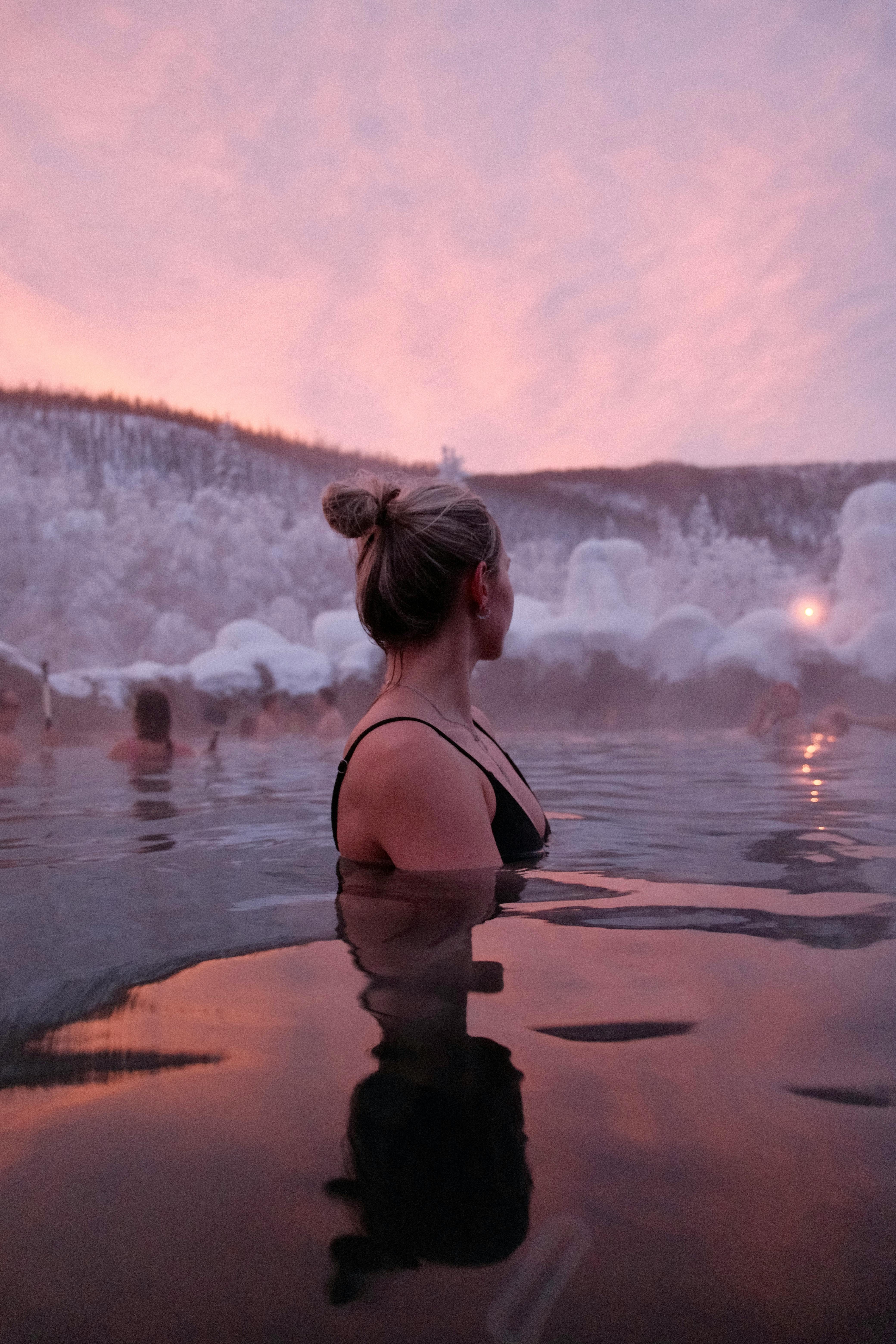 외국인 여성이 온천 하는 모습