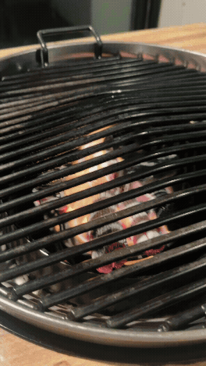 강화도 펜션 바베큐 숯불 준비 과정, 원형 그릴 예열 장면