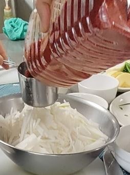 무 채 고춧가루 물들이기