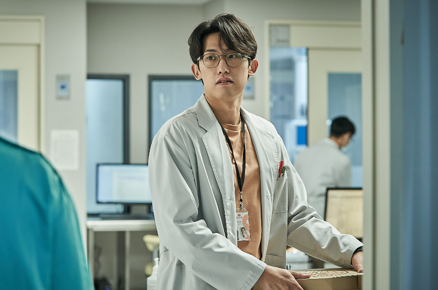 2025 영화 &amp;#39;바이러스&amp;#39; 리뷰 : 감염되면 사랑에 빠지는 독특한 로맨스