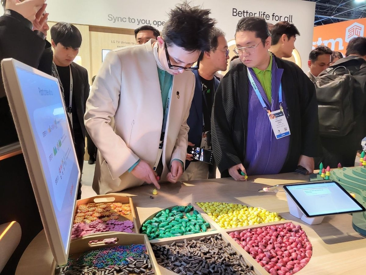 가수 지드래곤이 CES 2024에 참석했다