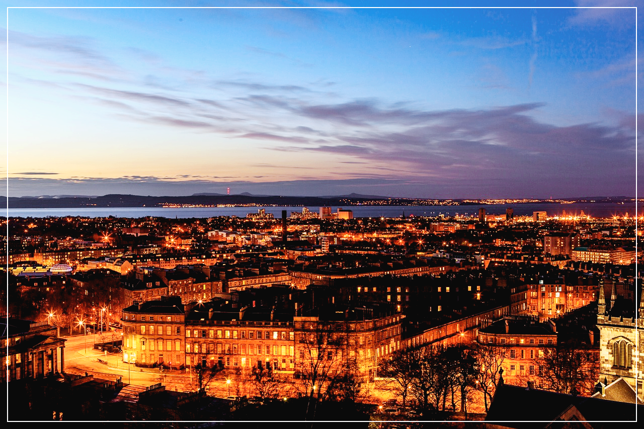 에든버러의 붉은 빛의 야경