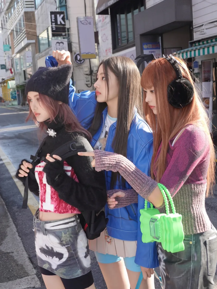 뉴진스 멤버 전원(민지, 하니, 다니엘, 해린, 혜인)이 함께 촬영한 공식 단체 사진