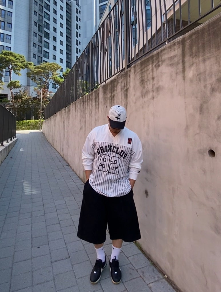 데일리룩('26. 6. 13.)카네라 스트라이프 볼캡 야구 모자, 드릭스 스트라이프 럭비 티셔츠, 무신사스탠다드 와이드 버뮤다팬츠, 나이키 양말, 나이키 코르테즈, 서지컬스틸 팔찌