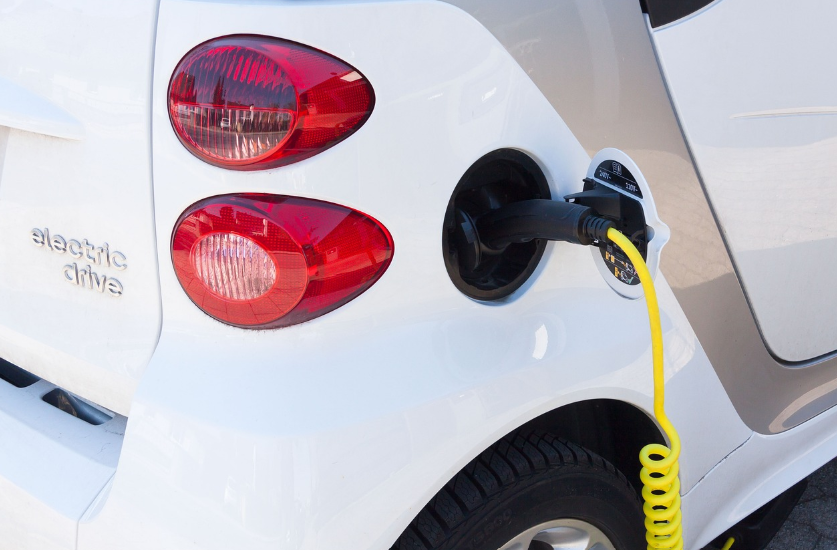 전기차 충전하는 사진