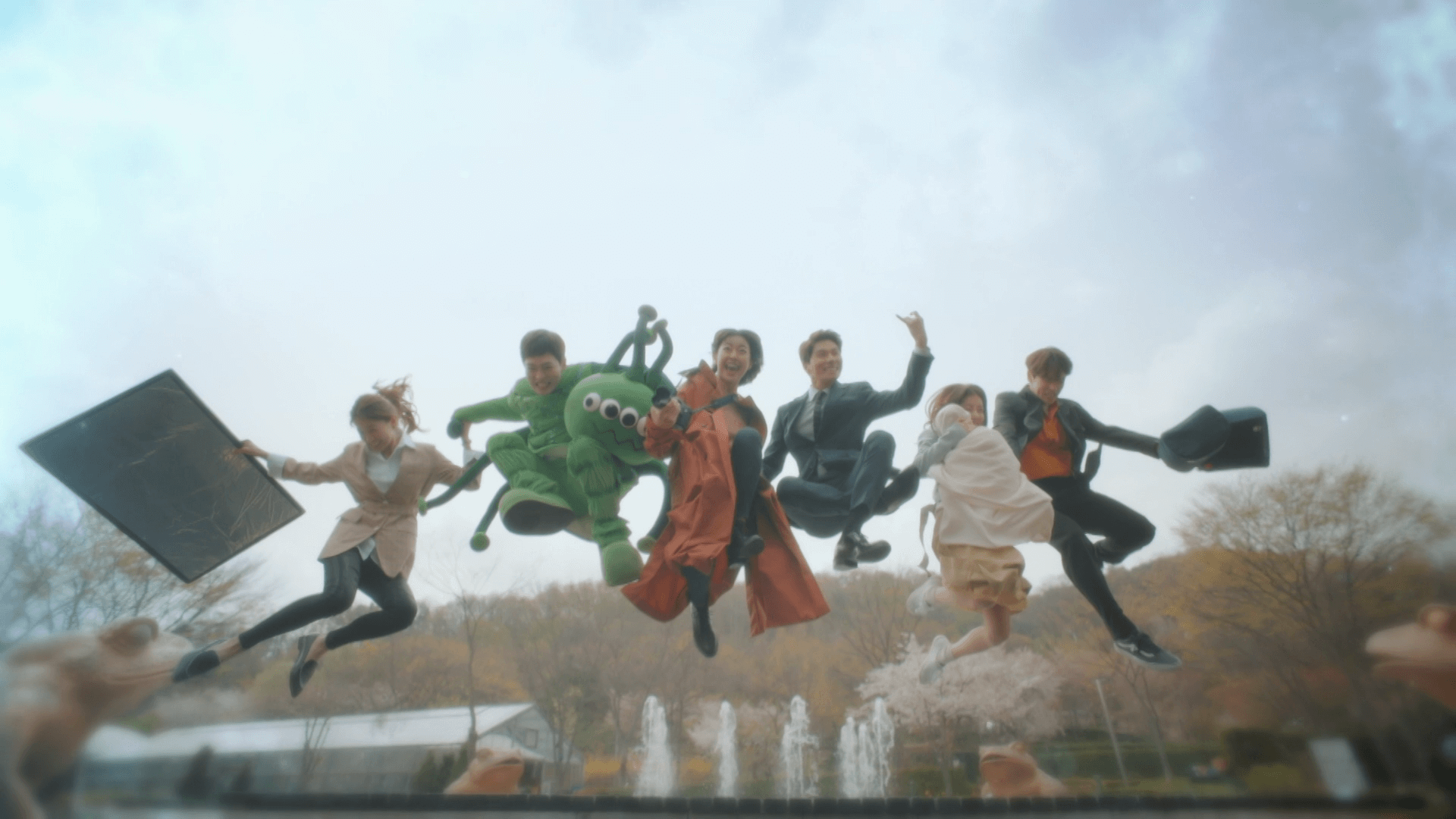 넷플릭스 '으라차차 와이키키' 시즌1 20화 - 마지막화 왼쪽 부터 민수아, 봉두식, 강서진, 이준기,한윤아, 강동구