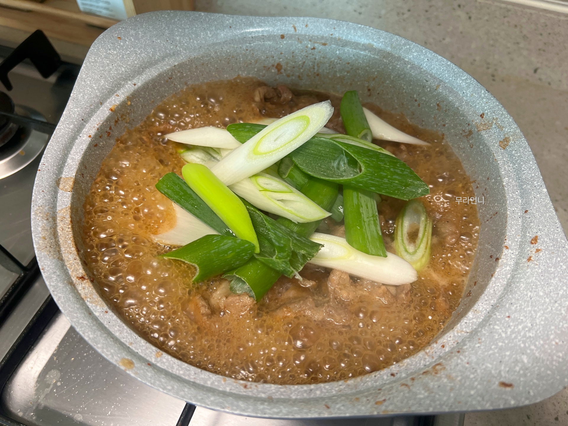 고기가 다 익으면 대파와 청양고추 투하