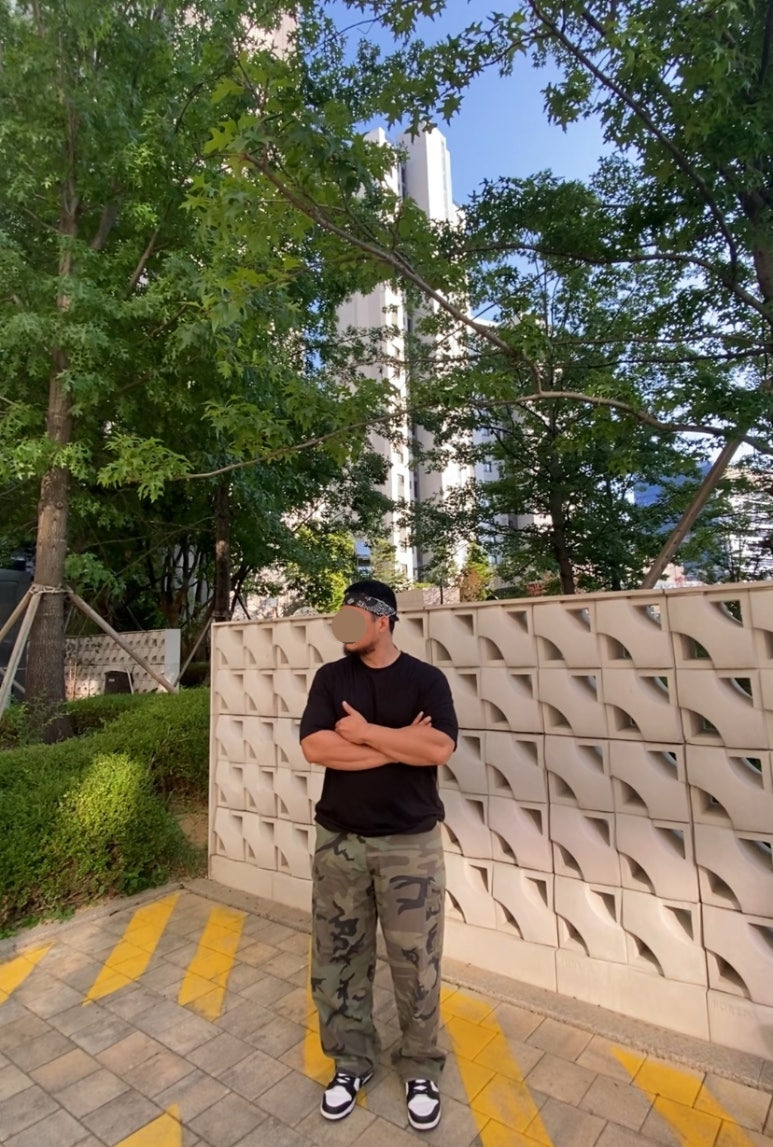 데일리룩(2025. 8. 10.)하바행크 클래식 페이슬리 반다나 블랙, 무신사 무신사스탠다드 쿨탠다드 반팔 티셔츠 블랙, 플루크 와이드 카모 카고팬츠, 나이키 덩크 로우 돌고래