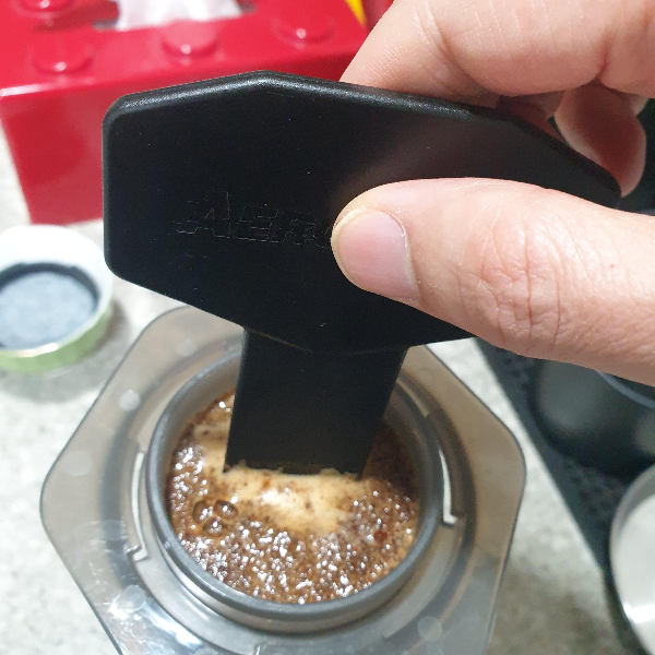 월드 에어로프레스 챔피언십(WAC) 우승자들의 레시피_2021년_젓기