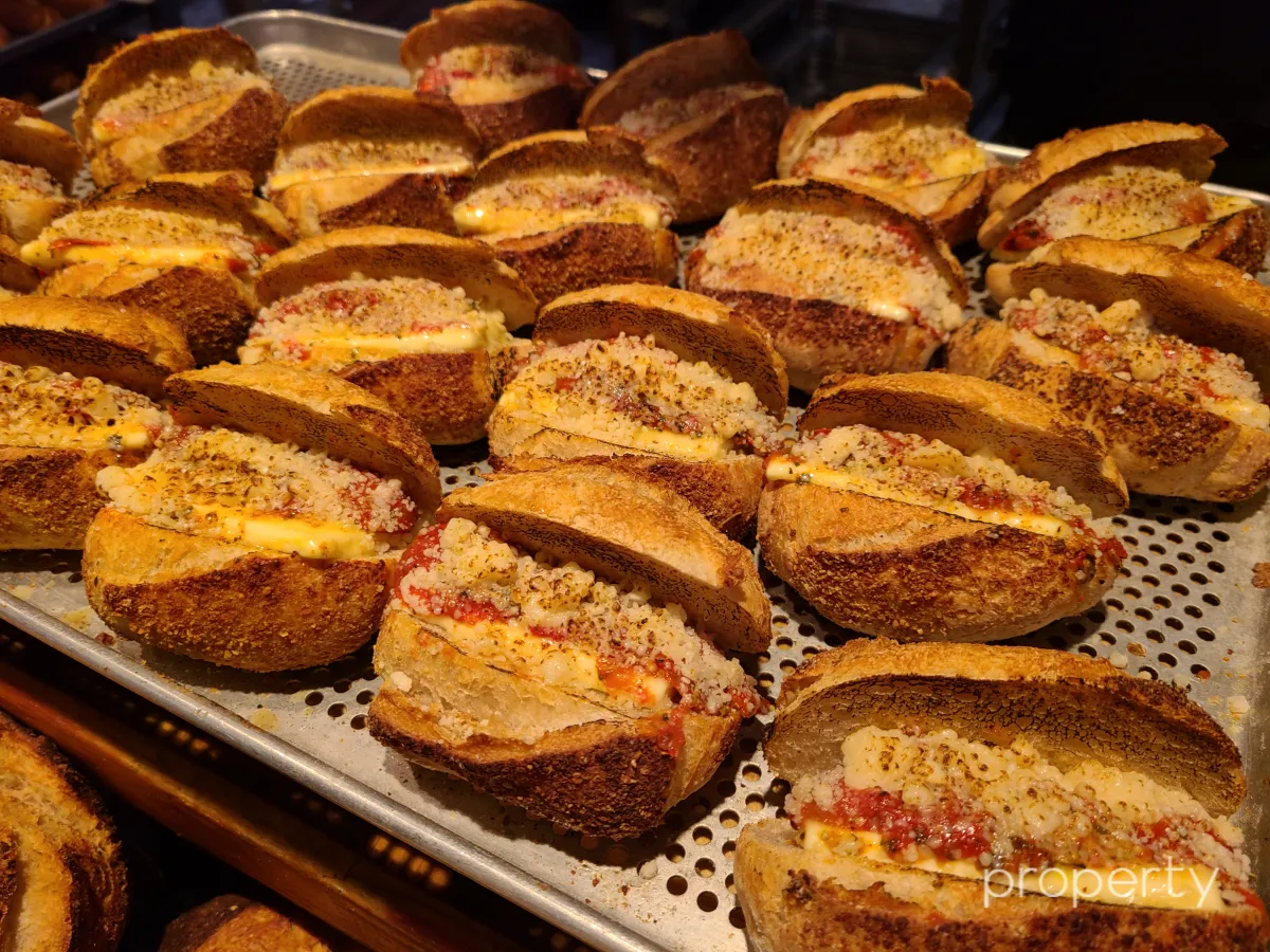 여러개의-토마토레지아로-동글한-모양의-바게트빵-안에-토마토-치즈-버터가-들어간