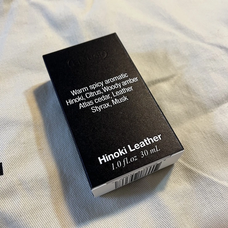 미니멀한 디자인의 플르부아 히노키 레더 핸드크림