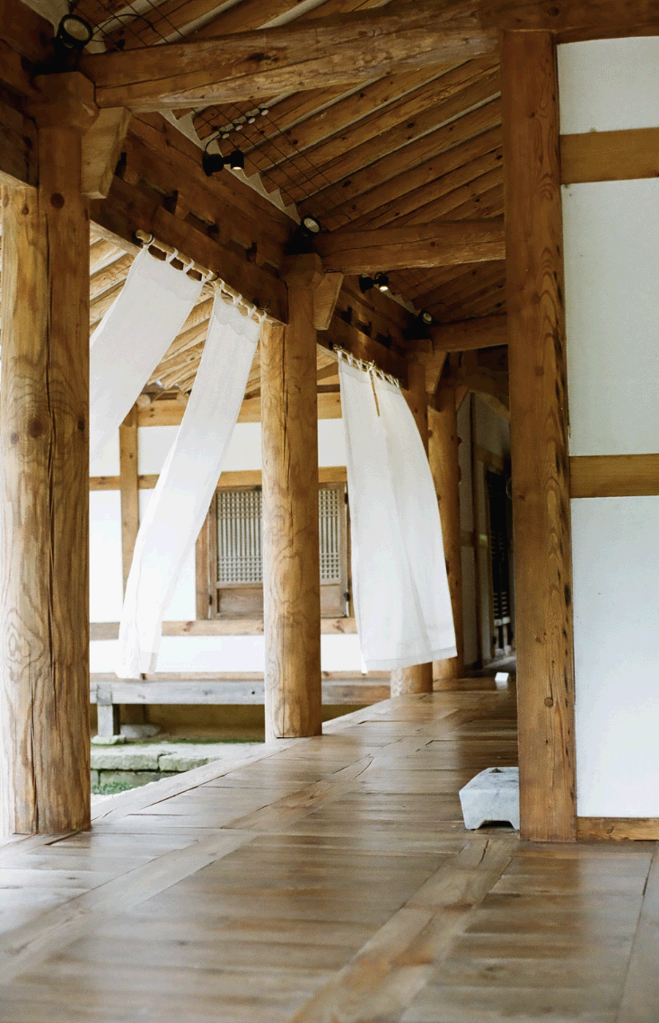 한옥의 자연 채광 설계: 태양의 위치와 구조의 연계