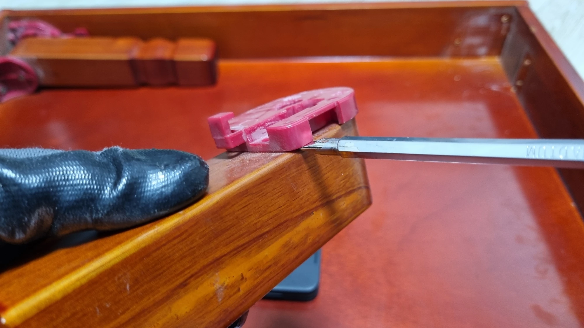 다리 고정 부품 빼는 모습