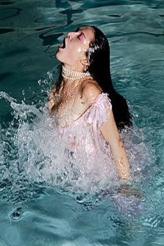 물에-빠졌다-솟구쳐-나오며-숨을-크게쉬는-여성