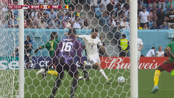 천천히 보니까 골기퍼 손에 스친것 같기도 하구요