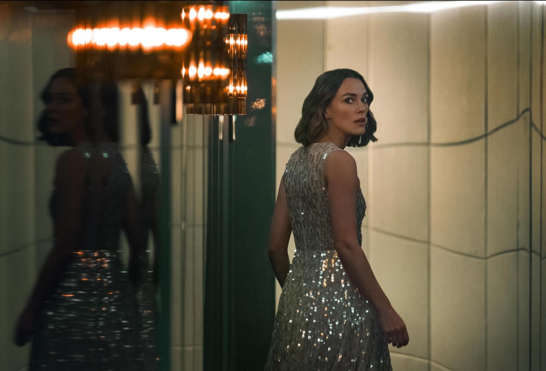 우먼 인 캐빈 10에서 로라 블랙록 역을 맡은 키이라 나이틀리|긴장된 표정으로 복도를 바라보는 장면|넷플릭스 심리 스릴러