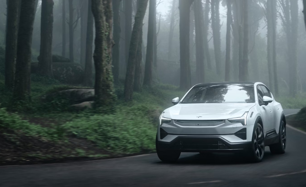 폴스타3 퍼포먼스 전기 SUV 2026 측면 주행 장면