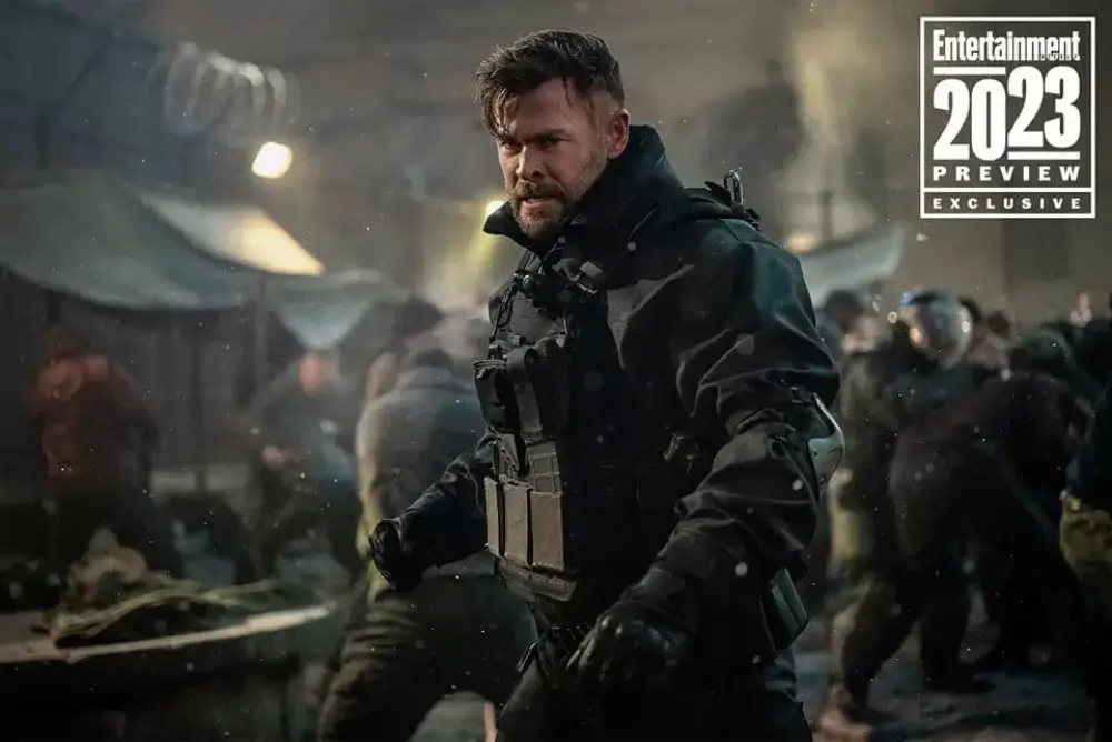 익스트랙션 2에서 크리스 헴스워스가 무장한채 서있는 장면