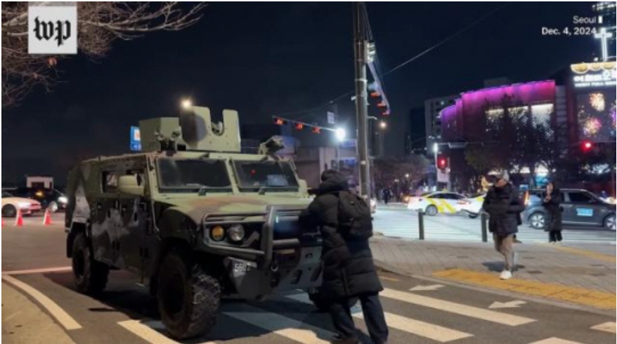 장갑차 막은 시민