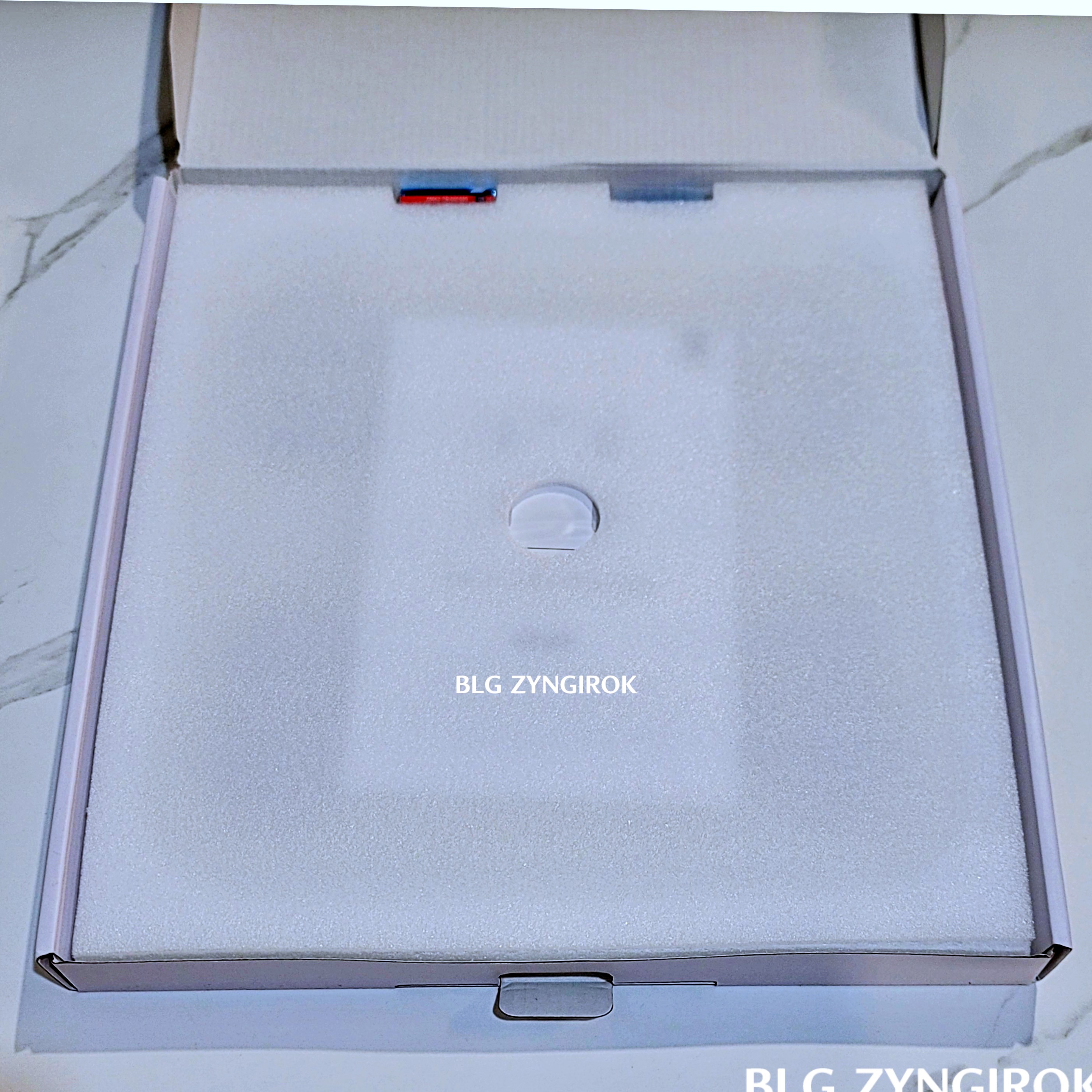 무아스 더 슬림핏 체지방 체중계 상자 내부 모습이다.