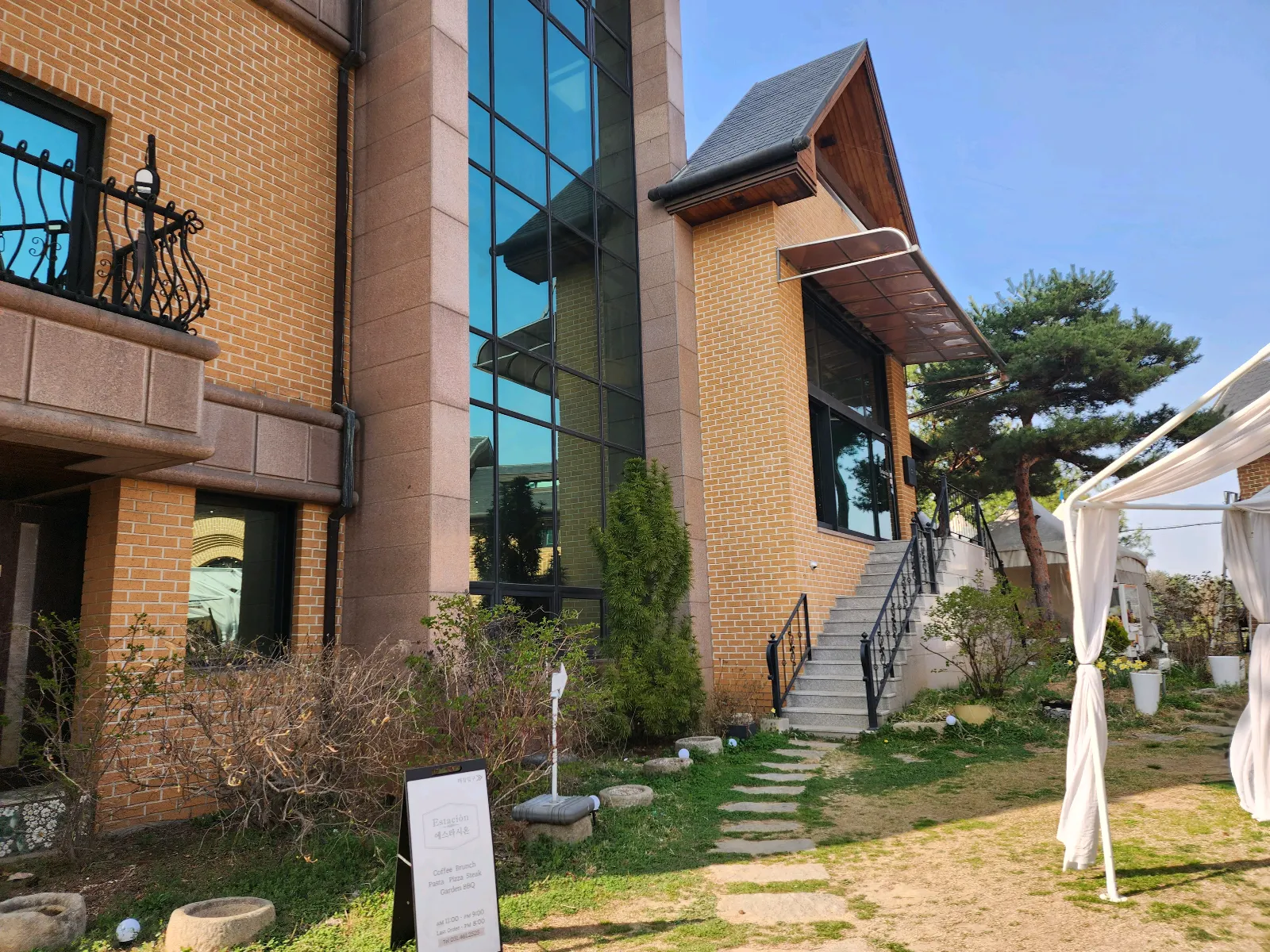 에스타시온 건물 입구