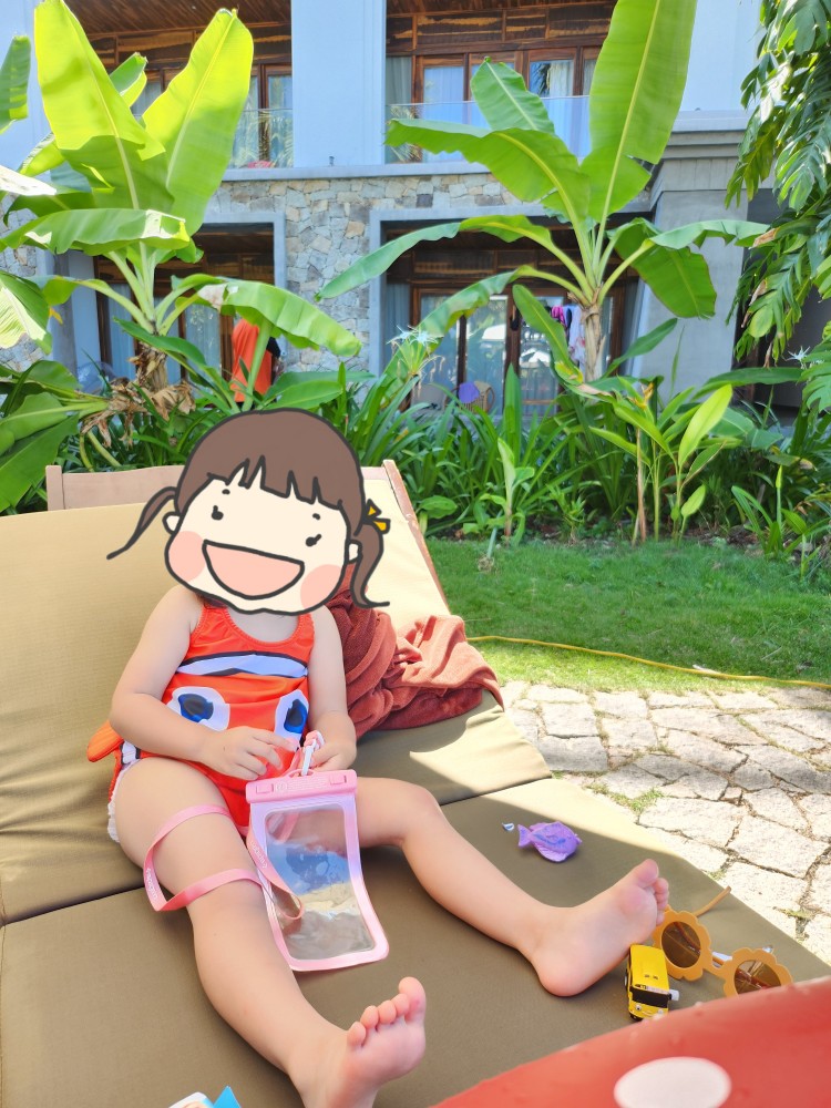 수영 후 쉬고 있는 아이