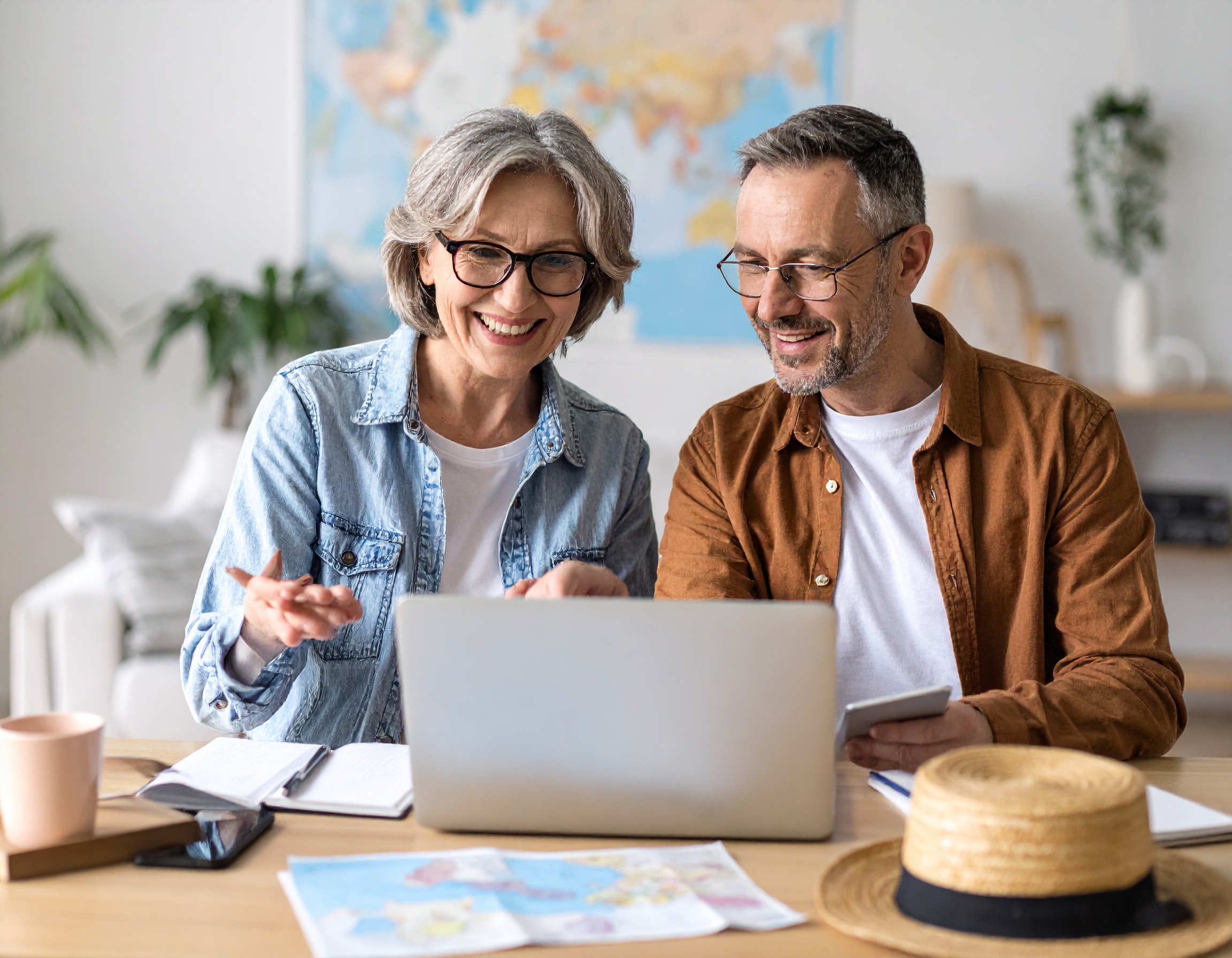 중년 부부가 함께 GPT를 활용해 여행 계획을 세우는 따뜻한 장면