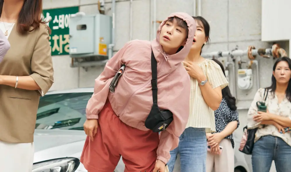 전도연이 줄을 서서 기다리는 장면