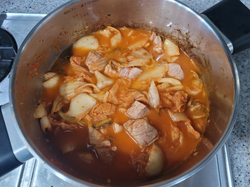 김치찌개 국물 잡히는 초기 상태