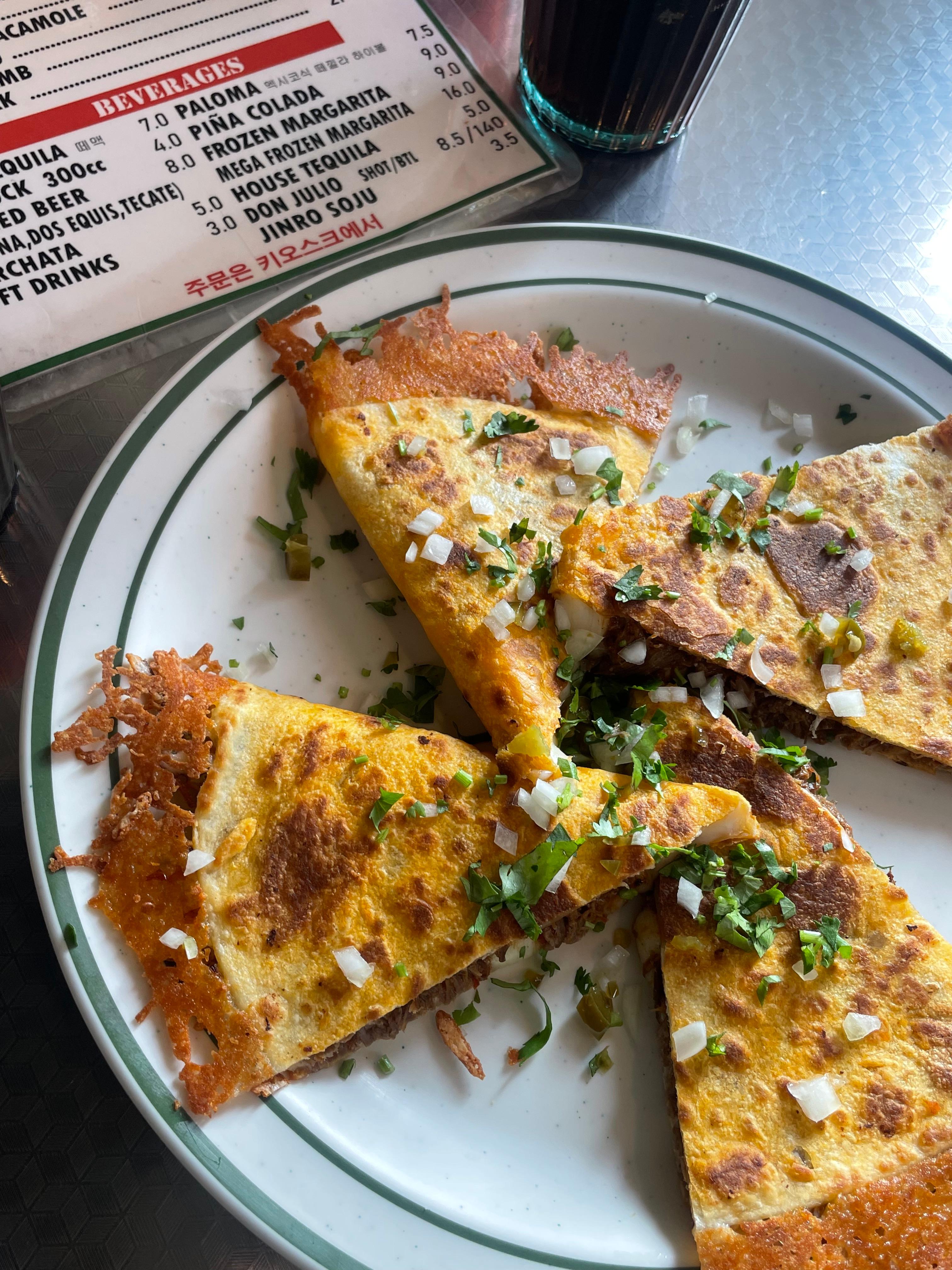 크리스피포크타운 비프퀘사디아